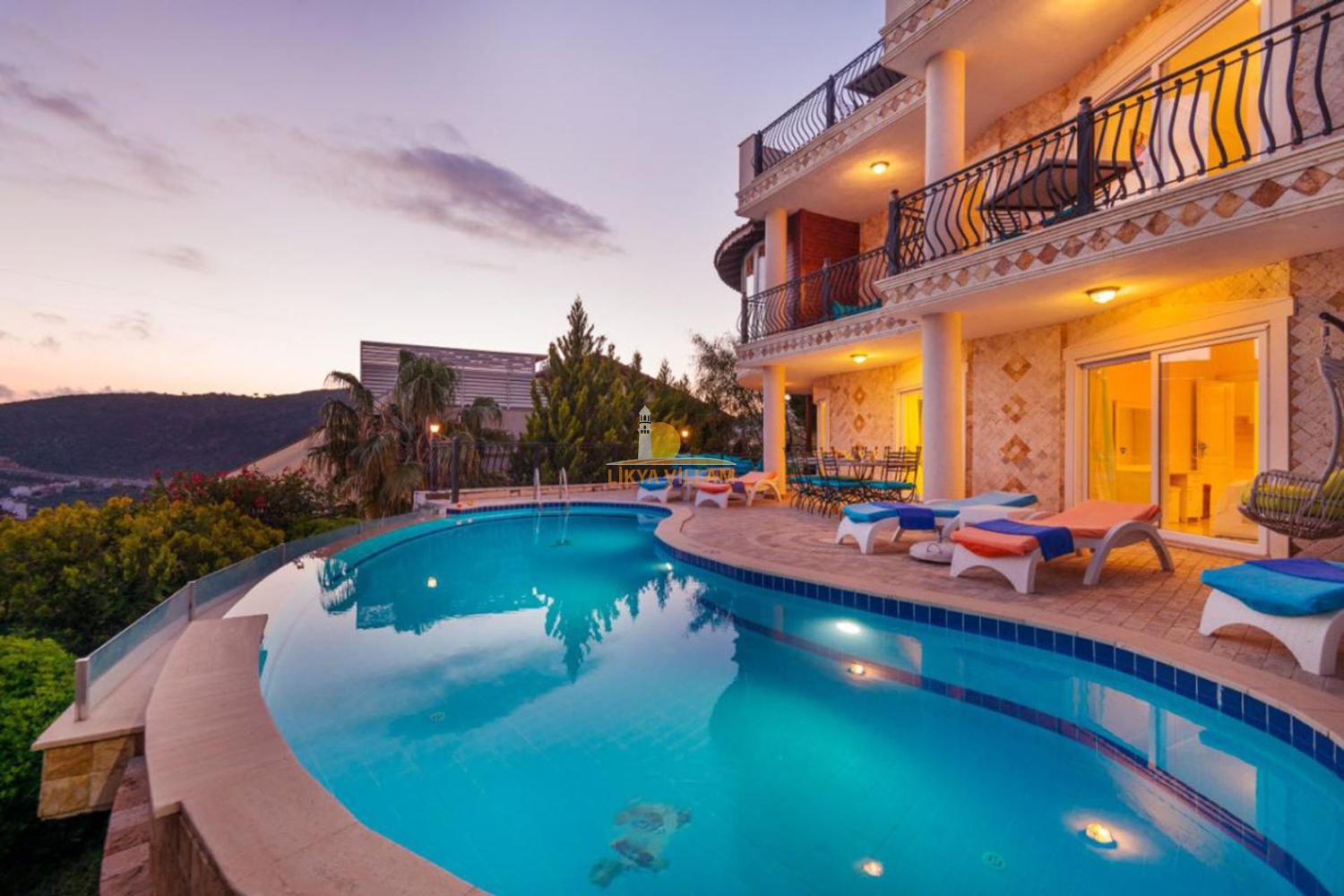 Kalkan Geniş Ailelere Uygun Villa Beyaz